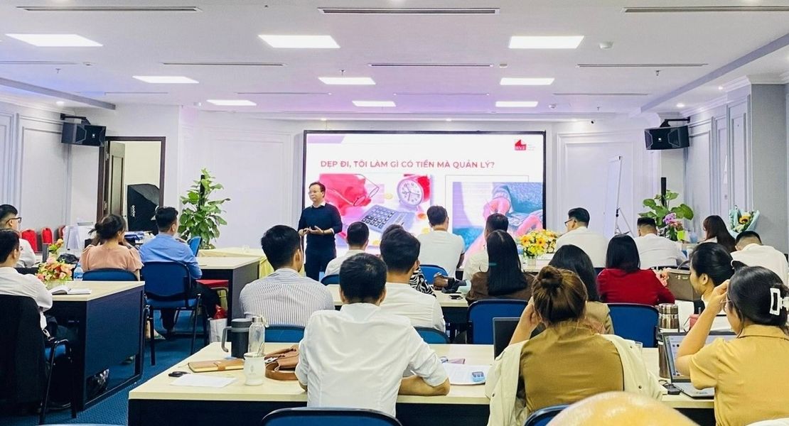 Chuyên gia giảng bài trước lớp học viên