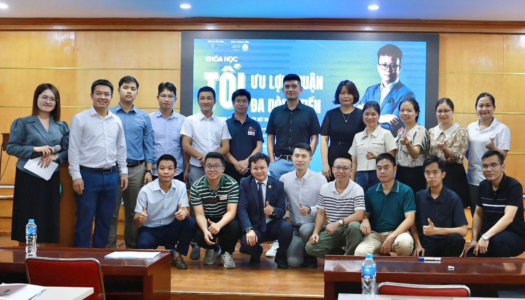 Ảnh tập thể học viên và giảng viên cuối khoá