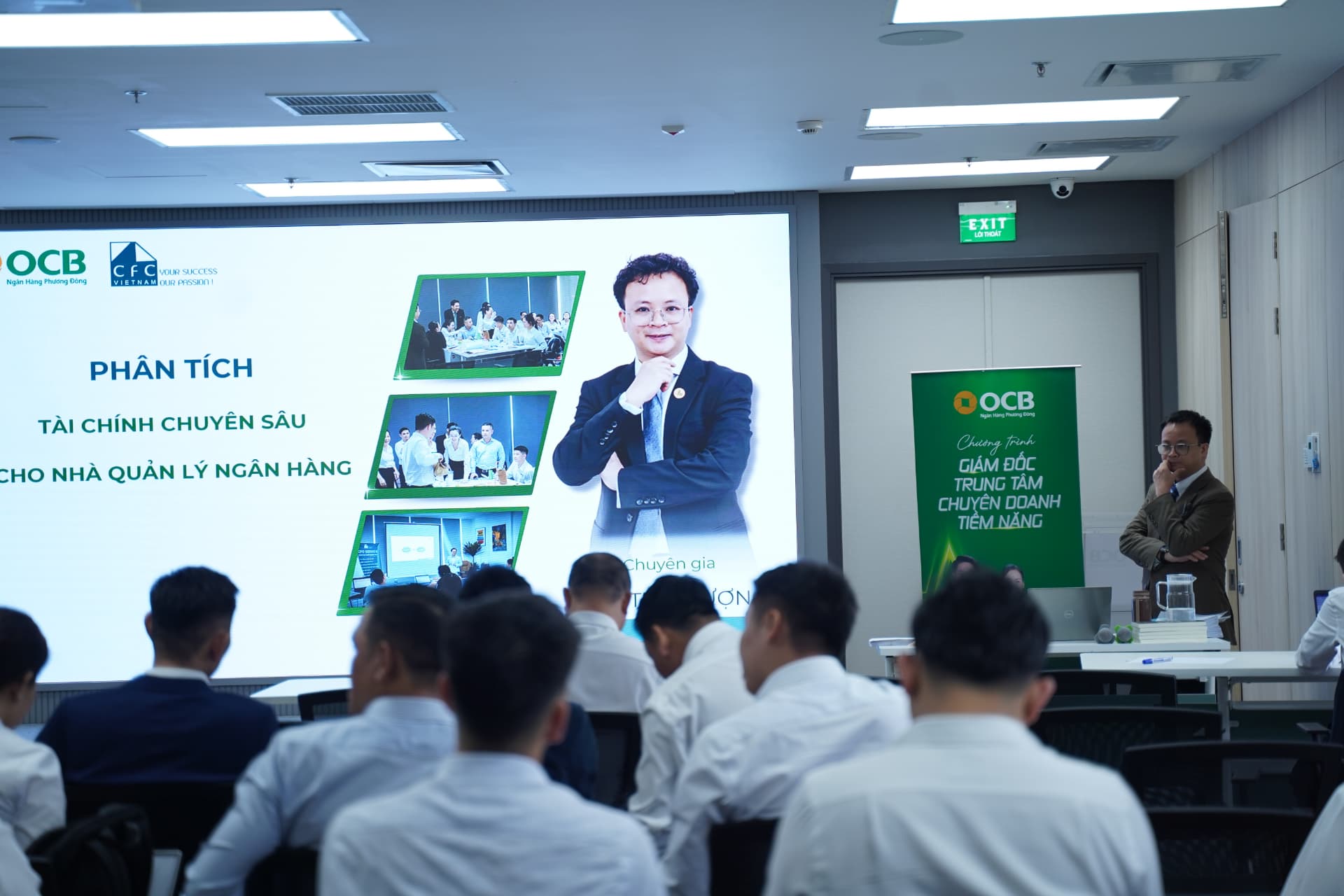Diễn giả trình bày trên bục giảng tại chương trình của CFC Vietnam